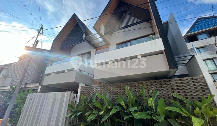 Villa 5BR Modern Tropical Furnished dekat Atlas Beach Club, Canggu.