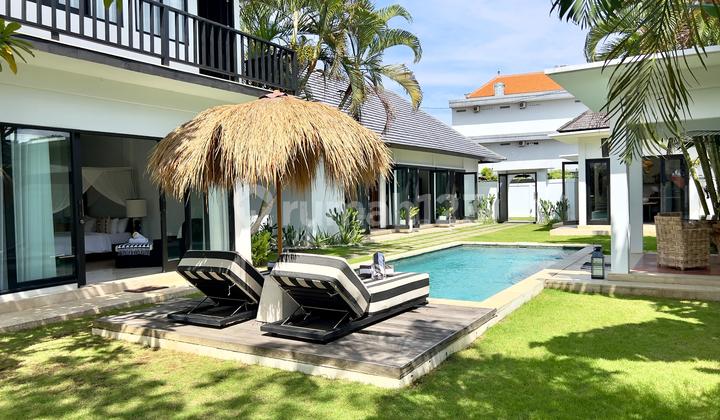 Villa 4BR Luxury Tropical Style near Batu Bolong Beach, Canggu