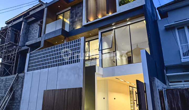 Rumah 4BR Modern Contemporary di Renon, Bali