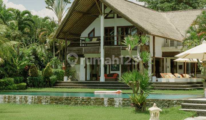 A beachfront villa with spacious land in Buleleng. A beachfront villa with spacious land in Buleleng.