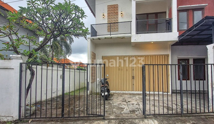 4-Bedroom Shop House on Padangsambian Main Road 4-Bedroom Shop House on Padangsambian Main Road
