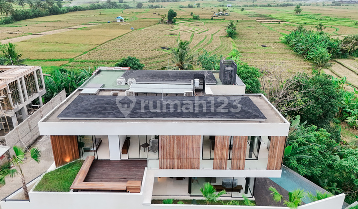 Villa 3BR Luxury Modern dengan Ricefields View dekat Luna Beach Club, Beraban.