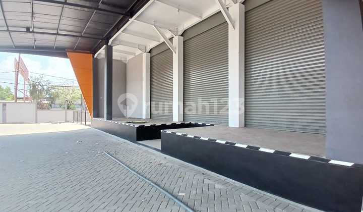 Loading dock warehouse for rent in Margomulyo, Surabaya, land area 1,334 m², only 8 kilometers from Tanjung Perak port.