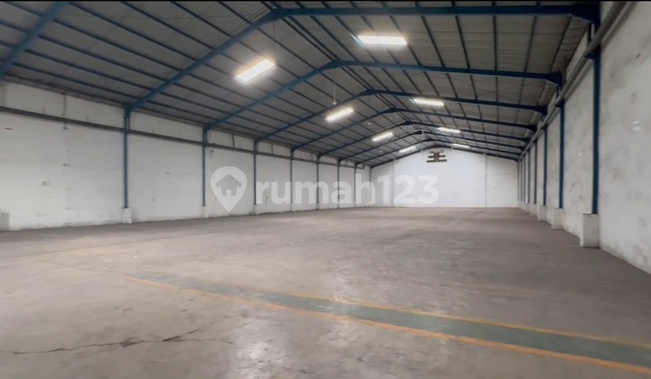 Strategic Warehouse Available in Main Road Area of Warehouse Zone, 40 Ft Container Access 5 Minutes to Romokalisari Toll Gate