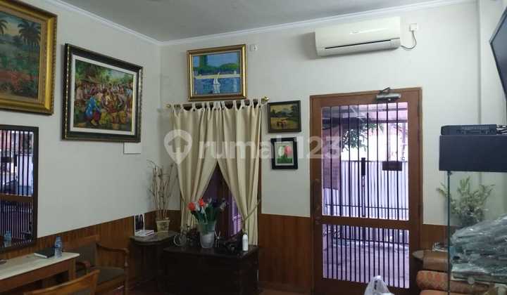 Dijual Rumah 2 Lantai Lokasi Strategis pinggir Jalan Benhil, Jakarta pusat