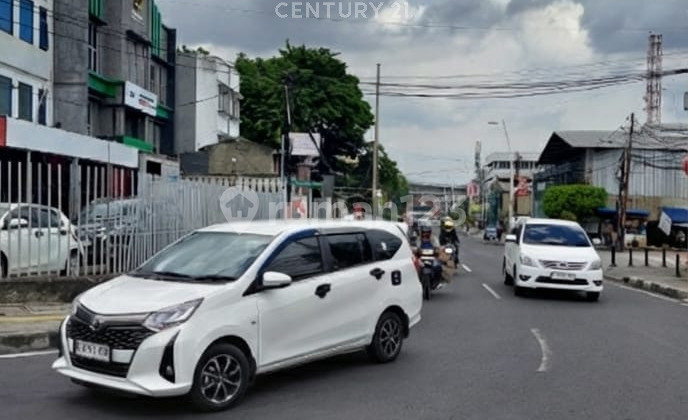 For Rent: 3-Story Ready-to-Occupy Shop House on Jalan Bekasi Raya, Jatinegara 2