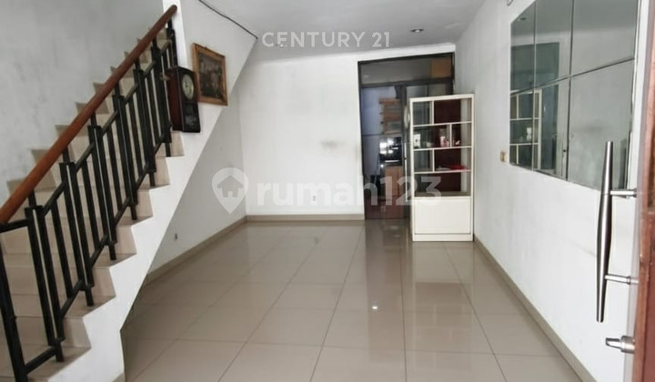 Rumah 2 Lantai Bebas Banjir di Green Lake Karang Tengah Tangerang Rumah 2 Lantai Bebas Banjir di Green Lake Karang Tengah Tangerang