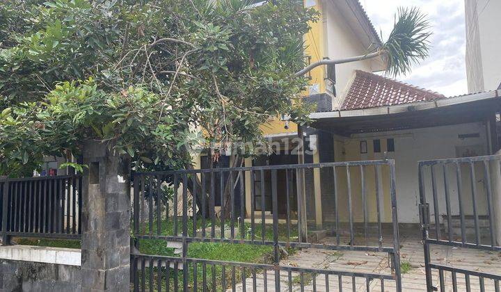 Rumah di Majapahit 2 Lantai SHM Butuh Renovasi Timur 1