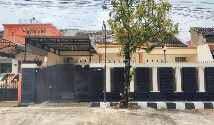 Rumah mewah dijual ditengah kota, dekat dng pusat perbelanjaan, jalan lebar bs utk 3 mobil, dekat dng sekolah, tempat tinggal nyaman  1