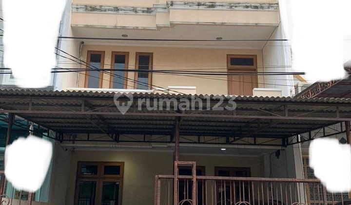 Rumah Green Garden. Luas Tanah 108m2. Luas Bangunan 260 M². 4+1 Kamar Tidur. 2+1 Kamar Mandi. Surat Shm. Listrik 3500 Watt. Hadap Timur. Semi Furnish. Harga 3,9 Milyar Nego Rumah Green Garden. Luas Tanah 108m2. Luas Bangunan 260 M². 4+1 Kamar Tidur. 2+1 Kamar Mandi. Surat Shm. Listrik 3500 Watt. Hadap Timur. Semi Furnish. Harga 3,9 Milyar Nego