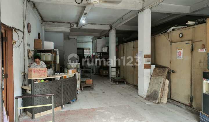Shop House Next to Jembatan Tiga Toll, Very Strategic Location. Twin Shop House. Size 8x16m2. 5-Storey Building. Shop House Still in Good Condition. Price 7 Billion Negotiable Until Deal. 2