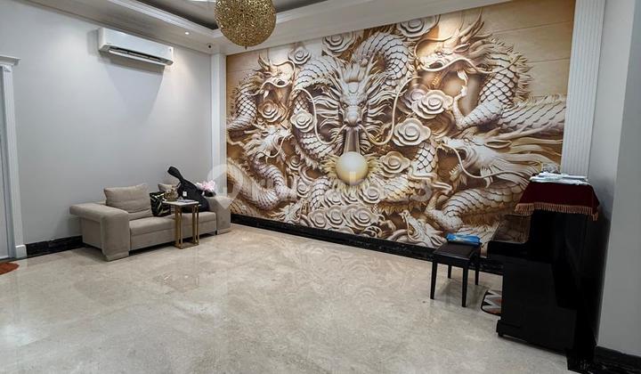 House in Manyar Permai, Nice and Independent Building. Full Luxury Interior and Full Luxury Furnishings. American Classic. Price 10 Billion Negotiable.