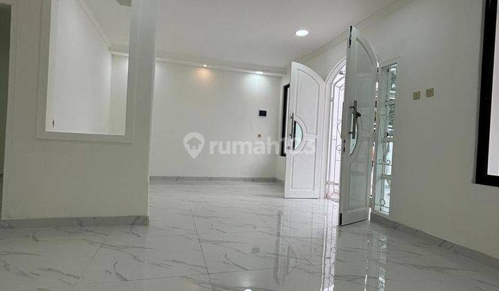 Rumah 2 Lantai Bagus Furnished SHM di Metland Puri, Jakarta Barat 2