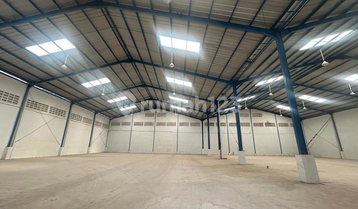 Gudang di Cipondoh, Lokasi Strategis Akses Toll Jakarta dan Tangerang. Akses Kontainer 40 Feet. Uk 40X40 Ada Office. Harga 750Jt/Th Nego