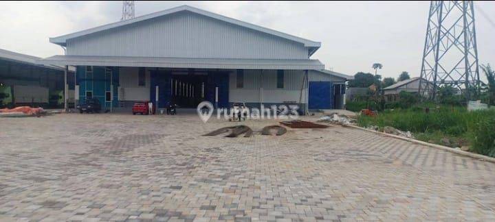 Gudang Cikupa. Deket Citra Raya, Tangerang. Gudang Baru. Luas Tanah 1 Ha. Luas Bangunan 3700 M². Seling Gudang Samping 9 M². Seling Gudang Tengah 13 M². Bebas Pungli. Bebas Banjir. Harga 50rb/m²/bulan 1