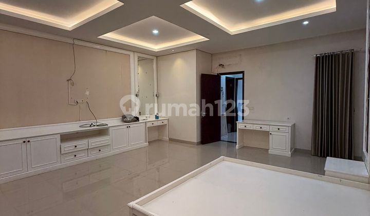 Rumah Green Lake City, Cluster Asia. Uk6x18m2. Bangunan 180M2. Bangunan 2,5 Lantai. Pakai Design Interior dan Semi Furnish. Harga 3,1 Milyar Nego 2