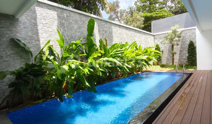 Rumah Brand New Mewah Minimalis Private Pool di Riverpark Sektor 8 Bintaro Bangunan 2,5 Lantai Luas Tanah 440 M²Luas Bangunan 654 M²Kamar Tidur 4+2Kamar Mandi 4+3.Lokasi Tenang dan Asri. Harga 15,5 Milyar Nego 2