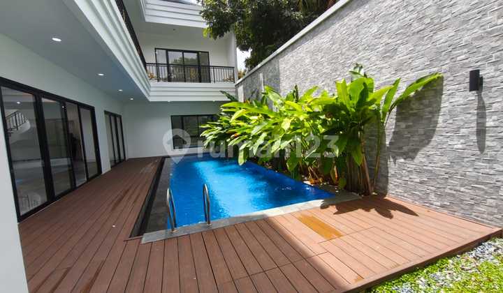 Rumah Brand New Mewah Minimalis Private Pool di Riverpark Sektor 8 Bintaro Bangunan 2,5 Lantai Luas Tanah 440 M²Luas Bangunan 654 M²Kamar Tidur 4+2Kamar Mandi 4+3.Lokasi Tenang dan Asri. Harga 15,5 Milyar Nego