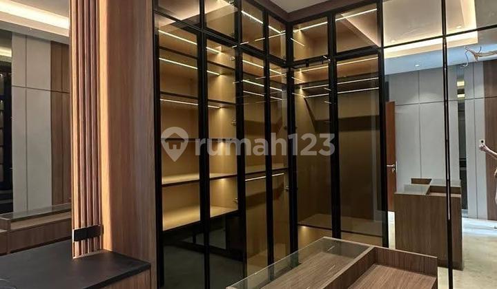 Rumah The Riviera At Puri Full Renov & Interior Kayu Solid Ukuran : 8x18 Luas Tanah : 144m2 Luas Bangunan :200m2 Kamar Tidur : 4+1 Kamar Mandi : 4+1 Hadap : Utara Surat : Shm Air : Pam Ada Solar Water Heater Ada Bathtub Lantai Marmer Harga : 5.7m Nego