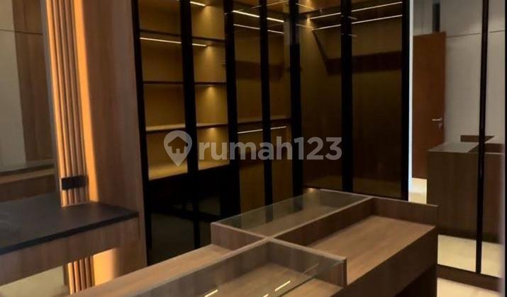 Rumah The Riviera At Puri Full Renov & Interior Kayu Solid Ukuran : 8x18 Luas Tanah : 144m2 Luas Bangunan :200m2 Kamar Tidur : 4+1 Kamar Mandi : 4+1 Hadap : Utara Surat : Shm Air : Pam Ada Solar Water Heater Ada Bathtub Lantai Marmer Harga : 5.7m Nego 2