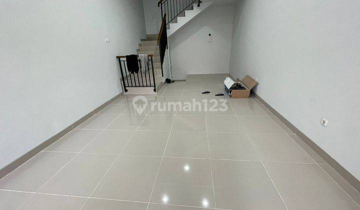 Rumah Di Jln Dr Nurdin Luas Tanah 60 M²   (  4X15  ) Luas Bangunan 180 M² Bangunan 3 Lantai 2 Kamar Tidur 3 Kamar Mandi Semi Furnish Harga 2.6 Milyar Nego 2