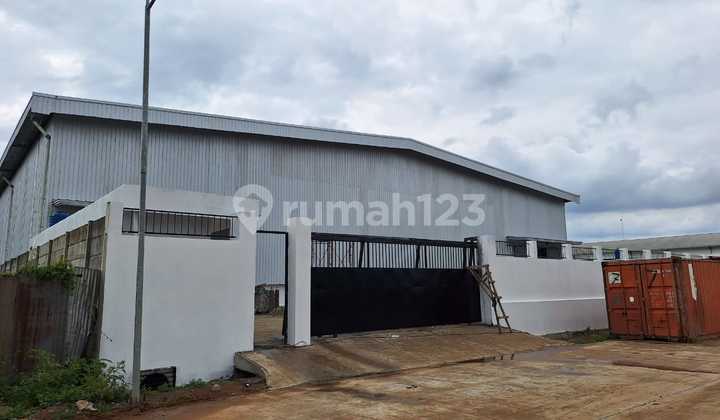 Blessindo Warehouse, Legok. Tangerang. Land Area 5000 m². Building Area 1880 m² (2 units) facing South. Toilets 2+2, electricity 197 Kva. Tap water. Price 1.2 Billion/unit.