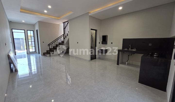 Rumah di Meruya, Lokasi ******** 100M2. Luas Bangunan 140M2. Rumah Baru Bangun. Bagus dan Pencahayaan Bagus. Harga 2,2 Milyar Nego