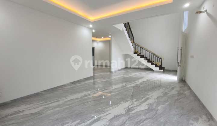 Rumah Mewah Hook Modern Classic di Rajawali Sektor 9 Bintaro Jaya Luas Tanah 218 M² Luas Bangunan 422 M²Bangunan 2 Lantai Posisi Hoek Kamar Tidur 4+1 Kamar Mandi 4+1 Dapur + Kitchen Set.harga 7,5 Milyar Nego