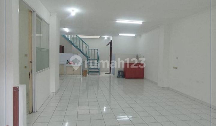 Dijual Cepat Rumah Kantor Konsep Town House di Tomang 2