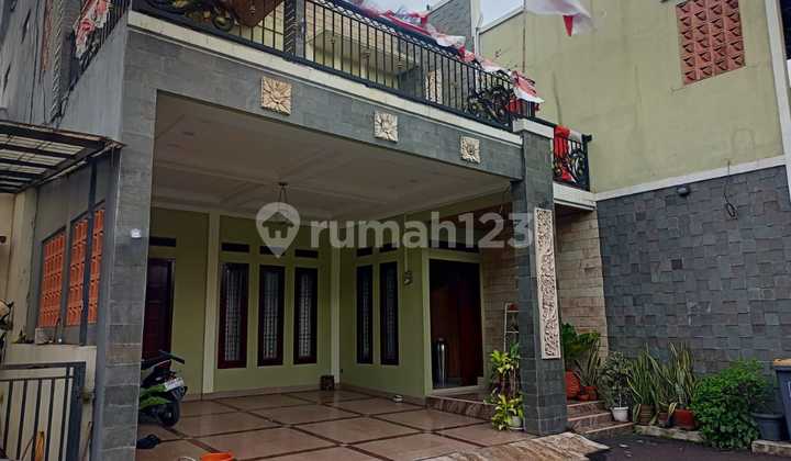 Rumah Bergaya Modern Bangunan 2,5 Lantai di Depok 2