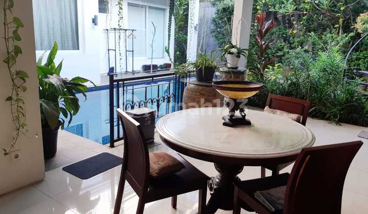 Rumah Rapi, Siqp Huni, Pool Di Kemang Jaksel 