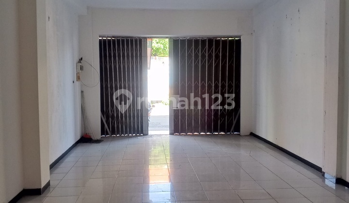 3.5-Storey Shop House Zero Lot on Jalan Raya Klampis Jaya Ready to Use - East Surabaya 2