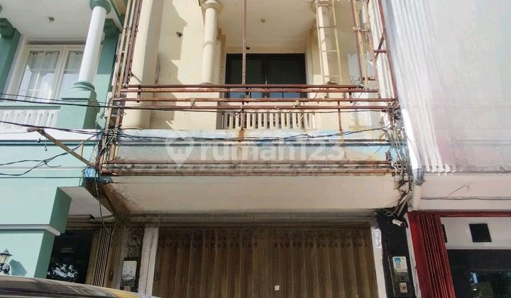 Three-Story Shop House on Raya Kedung Doro, Well-Maintained, Close to Diponegoro, Kedung Sari. Three-Story Shop House on Raya Kedung Doro, Well-Maintained, Close to Diponegoro, Kedung Sari.