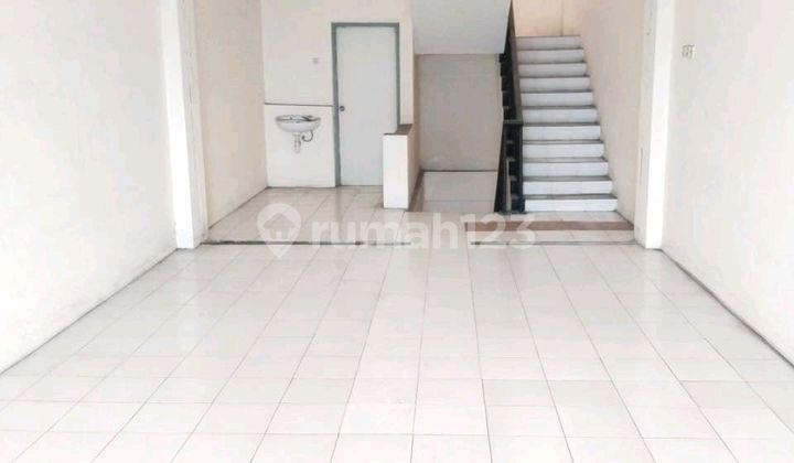 Three-Story Shop House on Raya Kedung Doro, Well-Maintained, Close to Diponegoro, Kedung Sari. Three-Story Shop House on Raya Kedung Doro, Well-Maintained, Close to Diponegoro, Kedung Sari.