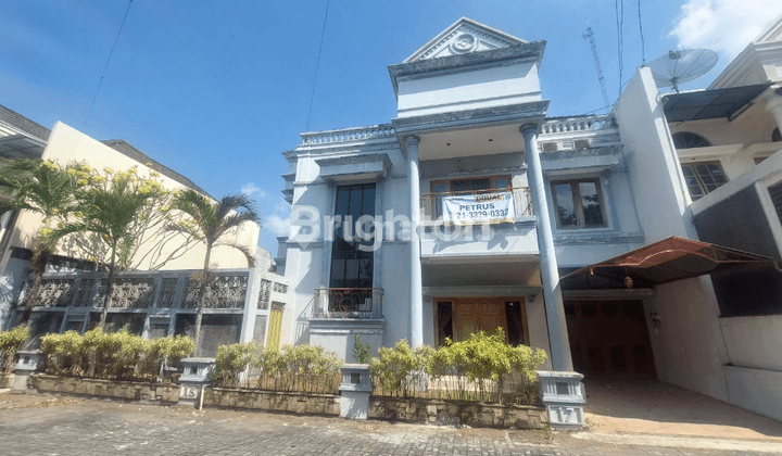 RUMAH LUAS DENGAN KOLAM RENANG PRIBADI DI LOKASI STRATEGIS DEKAT KAMPUS LINGKUNGAN ELIT YOGYAKARTA. COCOK UNTUK KELUARGA BESAR ATAU DIJADIKAN GUEST HOUSE. 1