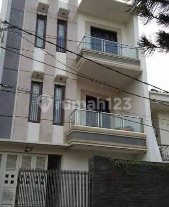 Rumah Semi Furnished Lokasi Strategis di Grogol Petamburan, Jakarta Barat 1