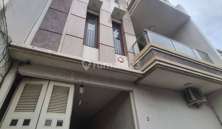 Rumah Semi Furnished Lokasi Strategis di Grogol Petamburan, Jakarta Barat 1