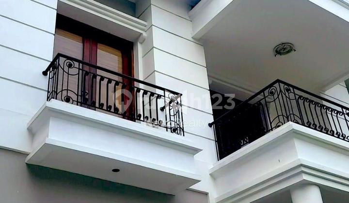 Dijual Rumah Bagus 2 Lantai Semi Furnished Yang Terletak Di Radio Dalam Jakarta Selatan