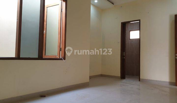 Rumah Bagus 2 Lantai SHM Siap Huni Lt 150 M2,lb 350 M2,kt 5,km 5 Hadap Barat Di Rawamangun,jakarta Timur 2