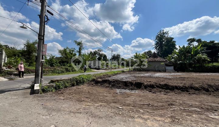 tampak depan tanah mangku aspal dekat jalan