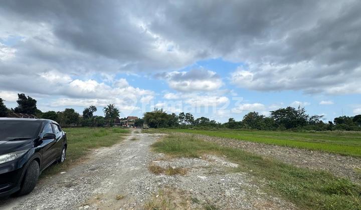 Near Godean Market, Land Alongside Asphalt Road, Sidokarto Street.