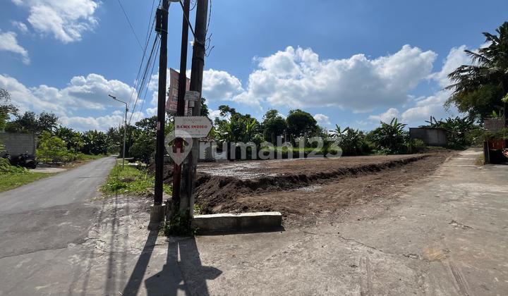 mezanin tanah mangku aspal dekat jalan