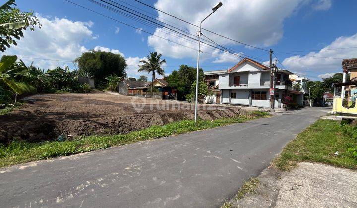 ruang tamu tanah mangku aspal dekat jalan