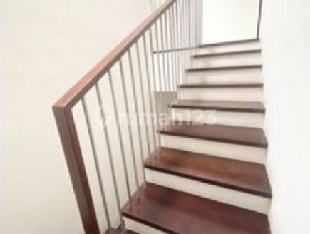 0593 - Dijual Rumah Mewah 2 lantai di Graha Famili Surabaya