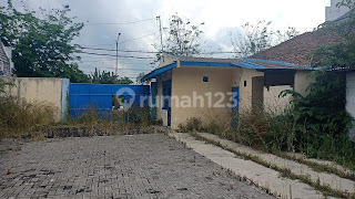 829 Warehouse for Sale, Land Area 752m², Building Area 368m², on Wahidin Sudirohusodo Street, Gresik.