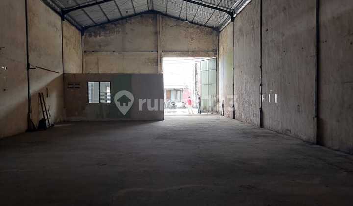 0851 - Warehouse for Rent in Greges Jaya, Surabaya, 360 M2 Land Area, Includes Office Space.
