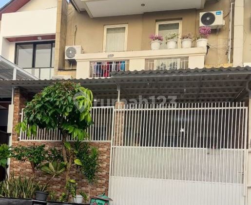 0844 - Dijual Rumah 2 Lantai SHM di Jl. Manyar Jaya, Surabaya