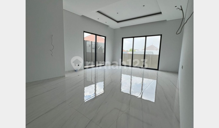 New House Mewah, 3 Lantai di Area Golf Citraland, Surabaya