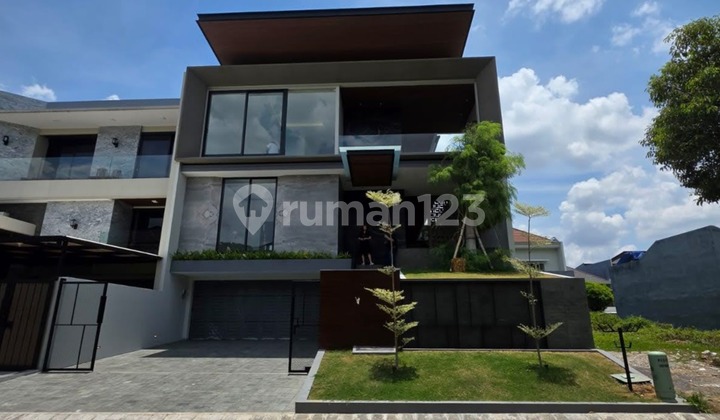 New House 3 Lantai, Mewah di Area Golf Citraland, Surabaya