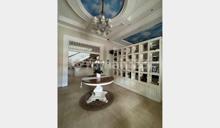 Bangunan Komersial, Lokasi Strategis, Letak Tengah Kota Surabaya